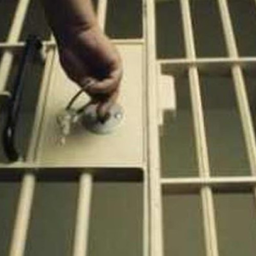 Bărbat arestat după ce a incendiat mașina vecinului în Gorj