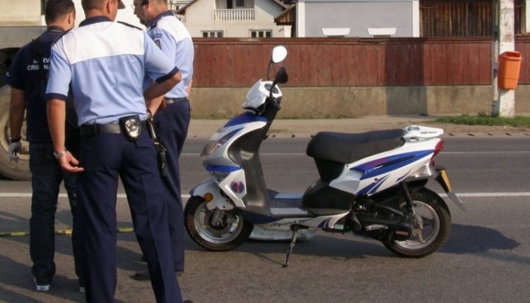 Un tânăr din Făurei, prins conducând mopedul beat și fără permis