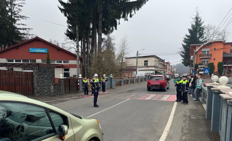 Polițiștii din Cavnic educă elevii despre siguranța în trafic