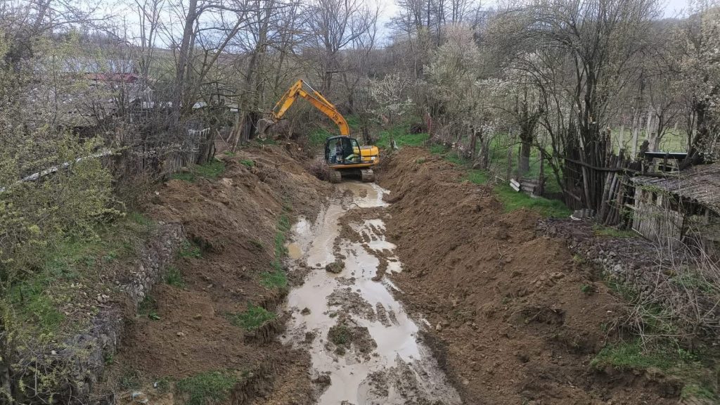 Lucrări de decolmatare pe pârâul Vladimir în județul Gorj