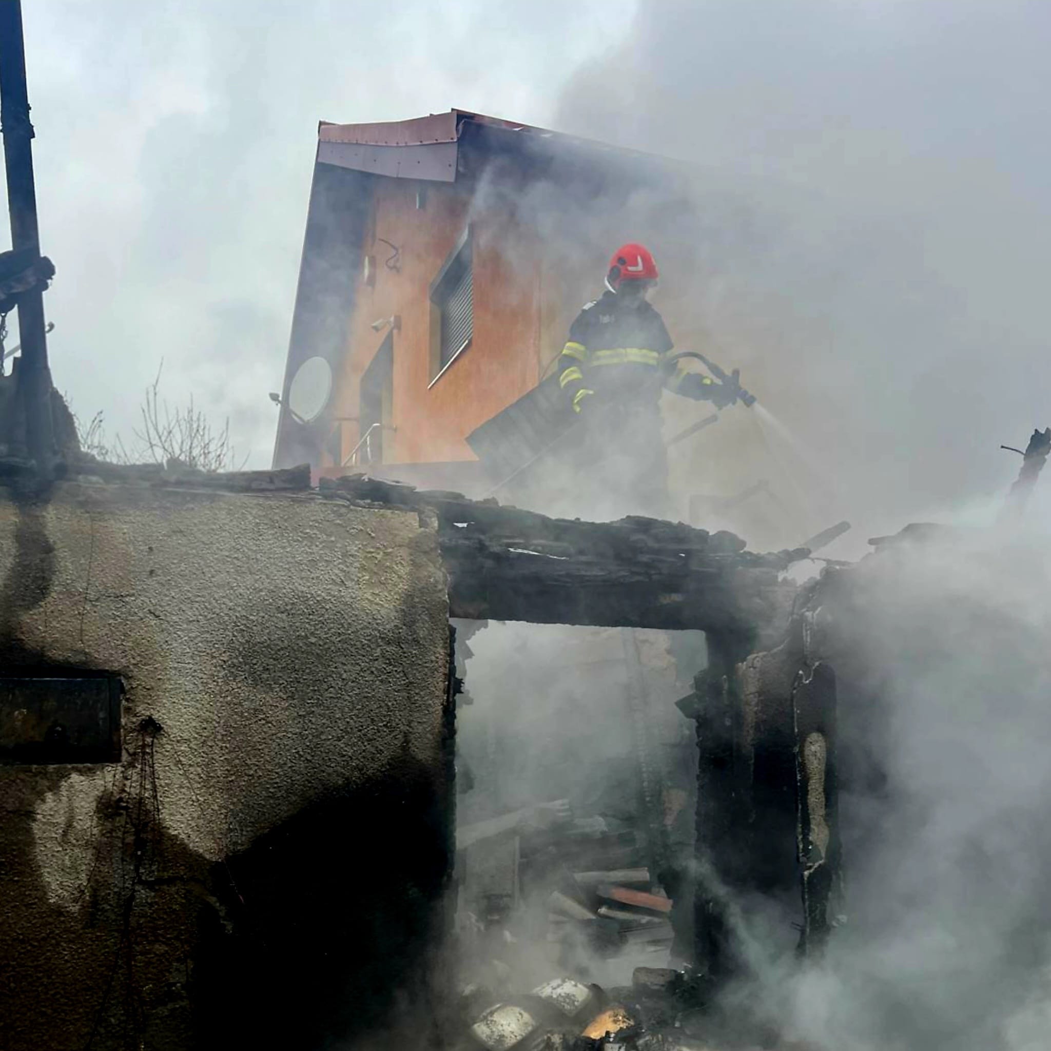 Incendiu tragic în Brăniștari: un bărbat de 80 de ani și-a pierdut viața