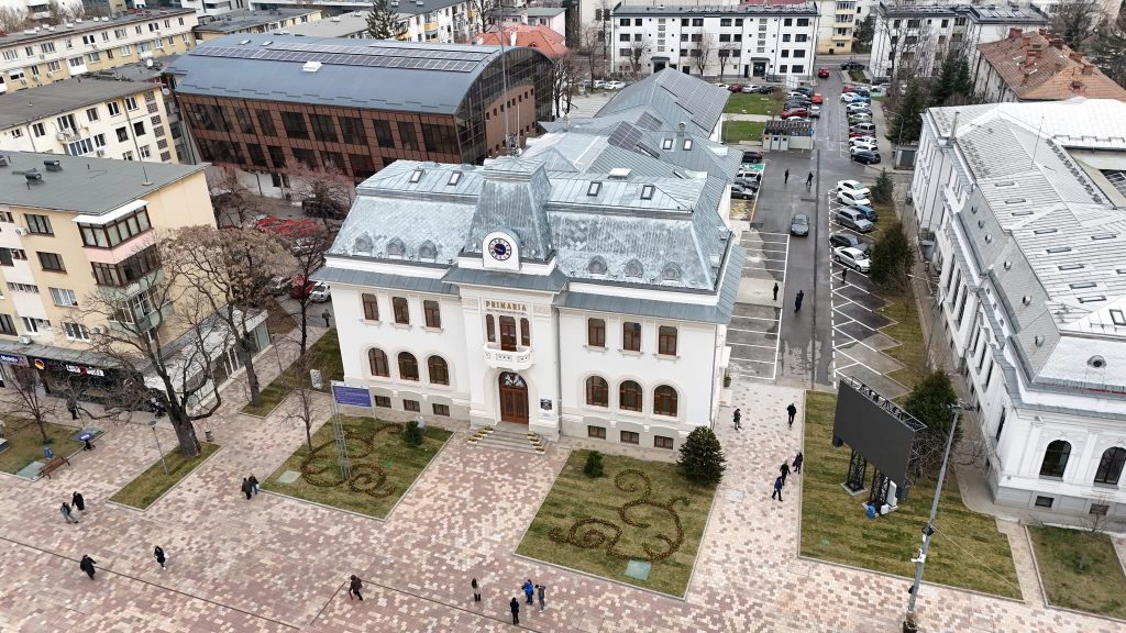 Primăria Pitești revine în vechea clădire, mutare în desfășurare