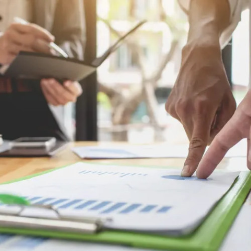 Încrederea investitorilor români rămâne scăzută, deși se observă semnale ușor pozitive