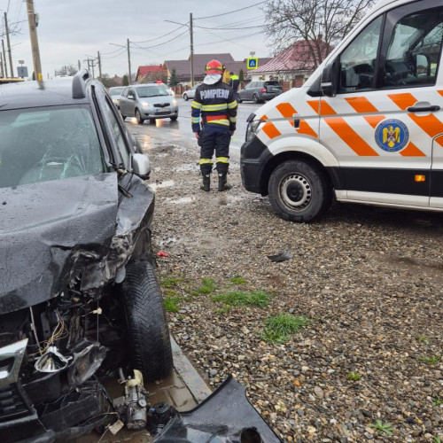 Accident pe DN 15: Două persoane transportate la spital