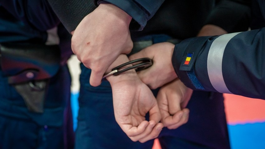 Un polițist din Pitești, reținut pentru trafic de minori și proxenetism