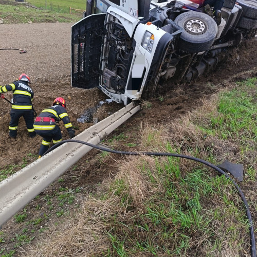 Accident pe E 85: TIR încărcat cu pavele s-a răsturnat