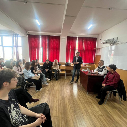Elevii din Târgoviște învață despre siguranța cibernetică