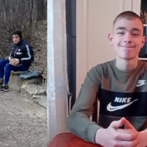 Adolescent din Suceava devine viral citind și vânzând urzici