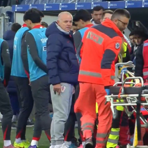 Antrenorul Egemen Korkmaz se prăbușește în timpul meciului Turciei Under-21
