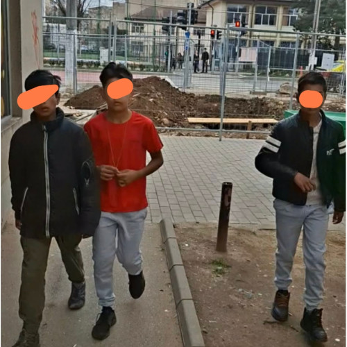 Trei minori romi terorizează copiii din Târgu Jiu, părinții cer ajutorul autorităților