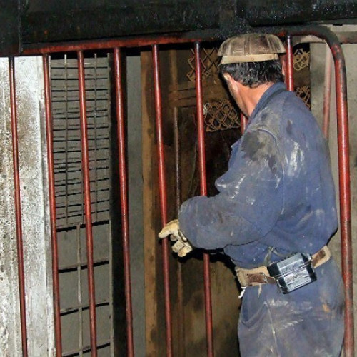 Minerii din Lupeni protestează după scurtarea contractelor de muncă