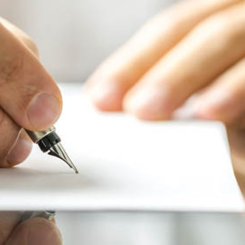 Parlamentul aprobă legea privind păstrarea numelui dobândit în timpul căsătoriei