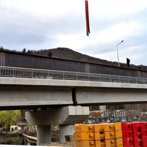 Lucrări avansate la Centura Comarnic: Grinzile viaductului au fost montate