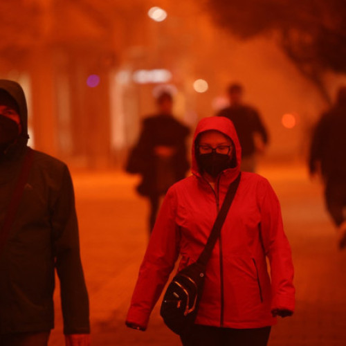 Furtună de praf transformă cerul din Creta în nuanțe de roșu