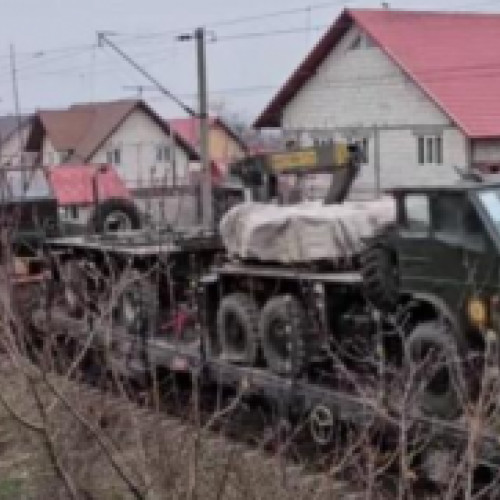 Trenul cu lansatoare de rachete românești se îndreaptă spre Ucraina. Un tren plin cu lansatoare APR-40 filmat în drum spre Ucraina.