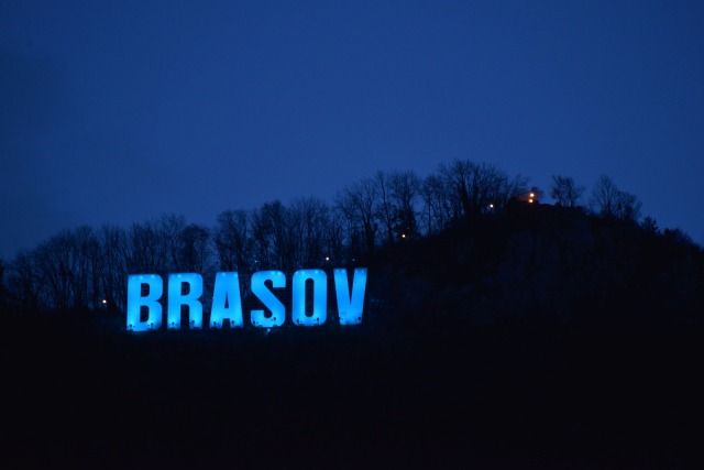 Primăria Brașov se iluminează în albastru de Ziua Internațională a Autismului