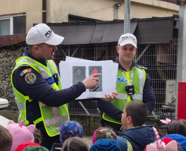 Polițiștii din Baia Mare educă copiii despre siguranța rutieră