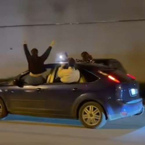 Tinere filmate pe geamurile unei maşini în mişcare