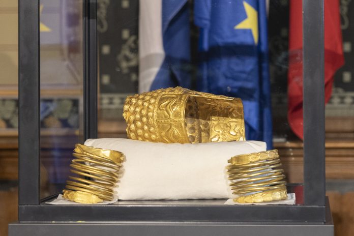 Nicușor Dan se bucură de recuperarea brățărilor dacice și a Coifului de la Coțofenești