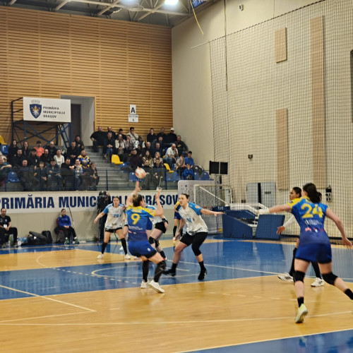 CSM București învinge și rămâne pe urmele titlului