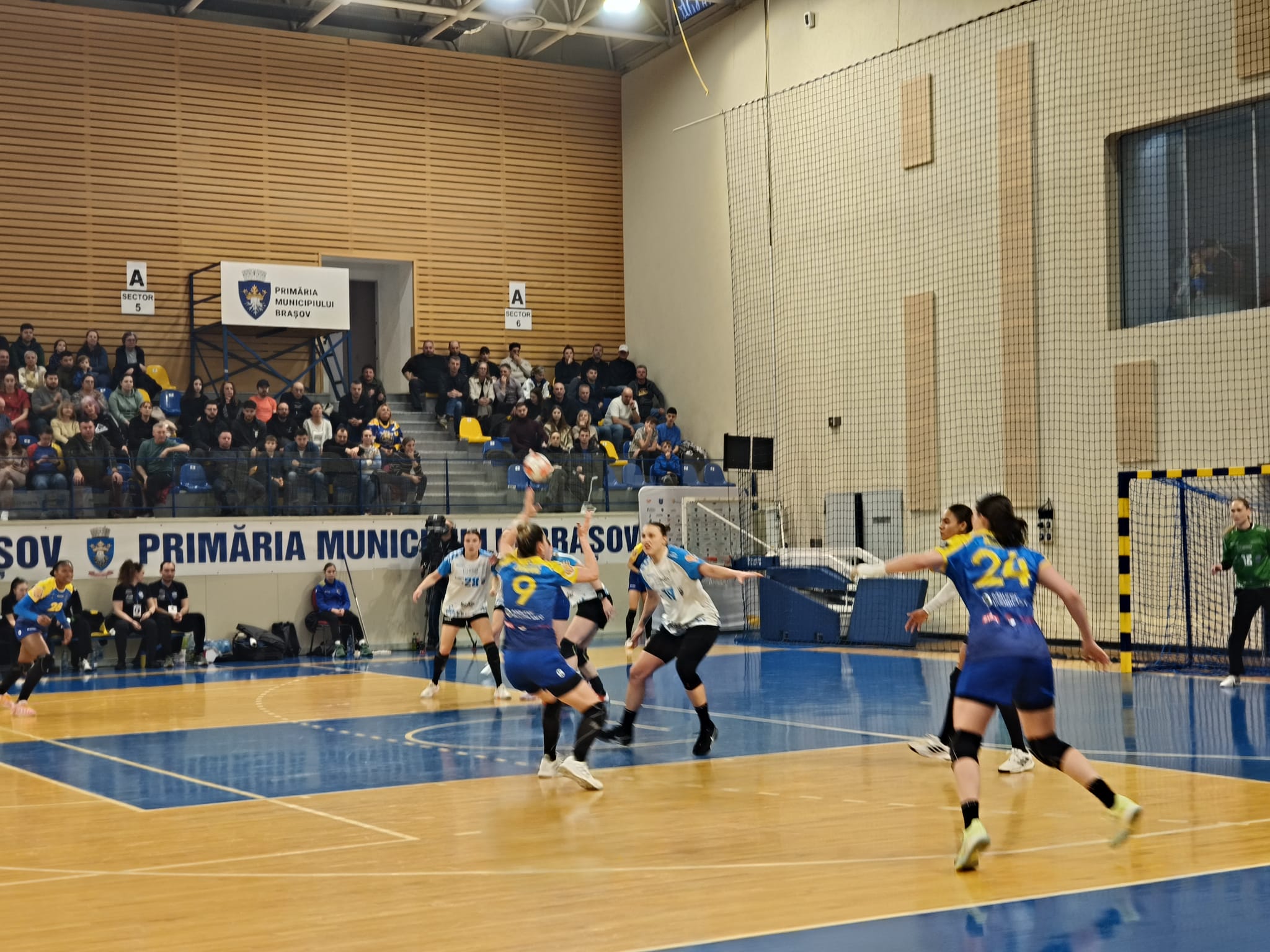 CSM București învinge și rămâne pe urmele titlului