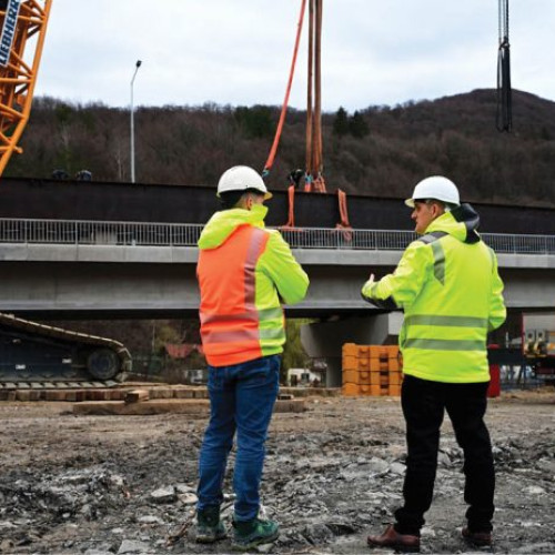 Progres semnificativ pe centura Comarnic: două grinzi uriașe au fost montate pe viaductul peste râul Prahova