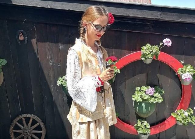 Andrada Dura, tânăra care duce mai departe tradițiile din Brașov