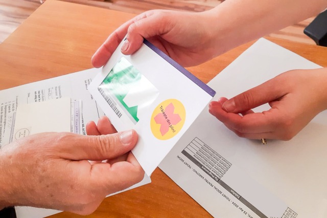 Aproape 4.000 de seniori din Brașov au ridicat tichetele sociale de Paști