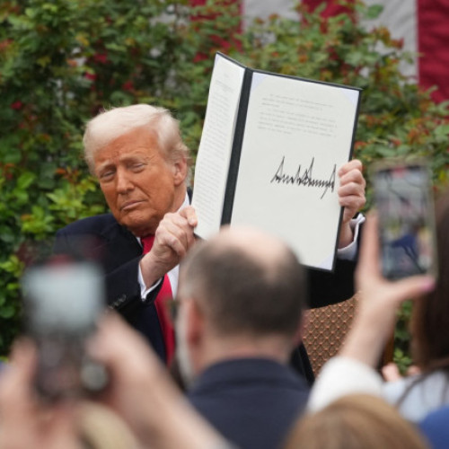 Trump impune noi taxe vamale pentru medicamente și revizuiește taxele pe metale