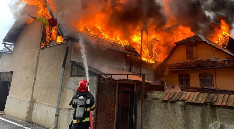 Incendiu devastator în Gilău, pompierii intervin de urgență