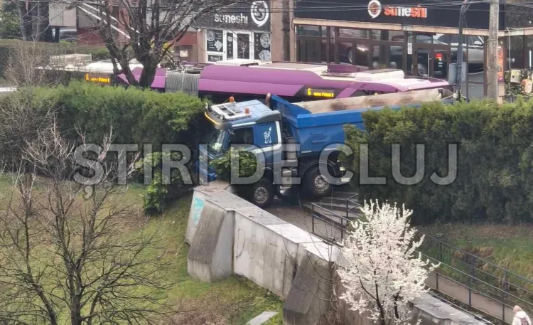 Basculantă ieșită de pe carosabil la Cluj-Napoca, fără victime raportate