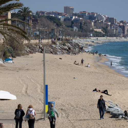 Plajele Spaniole Fără Nisip: Soluții Inovatoare Căutate de Autorități