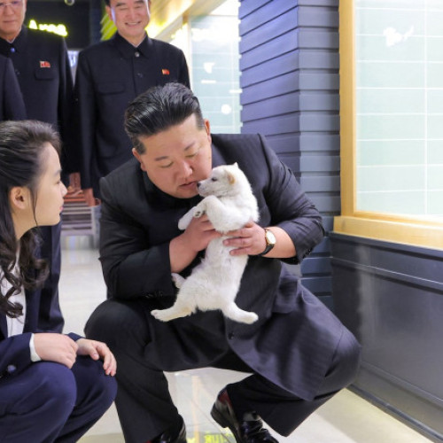 Kim Jong Un vizitează un nou cartier rezidențial din Phenian alături de fiica sa