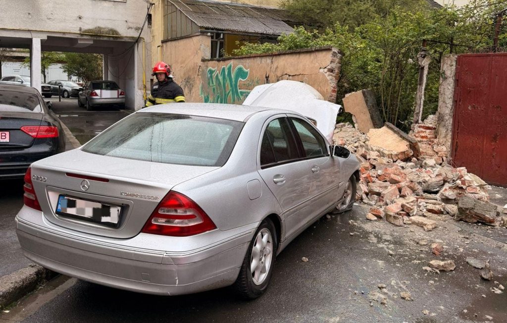 Accident rutier grav în Timișoara: un bărbat a lovit șase mașini parcate