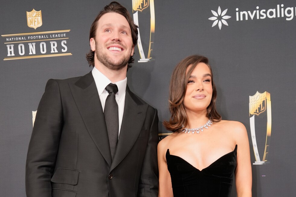 Hailee Steinfeld și quarterbackul Bills Josh Allen au primit o fetiță