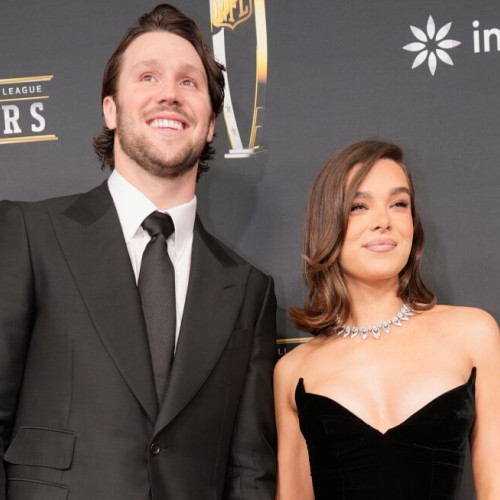Hailee Steinfeld și quarterbackul Josh Allen au devenit părinți unei fetițe