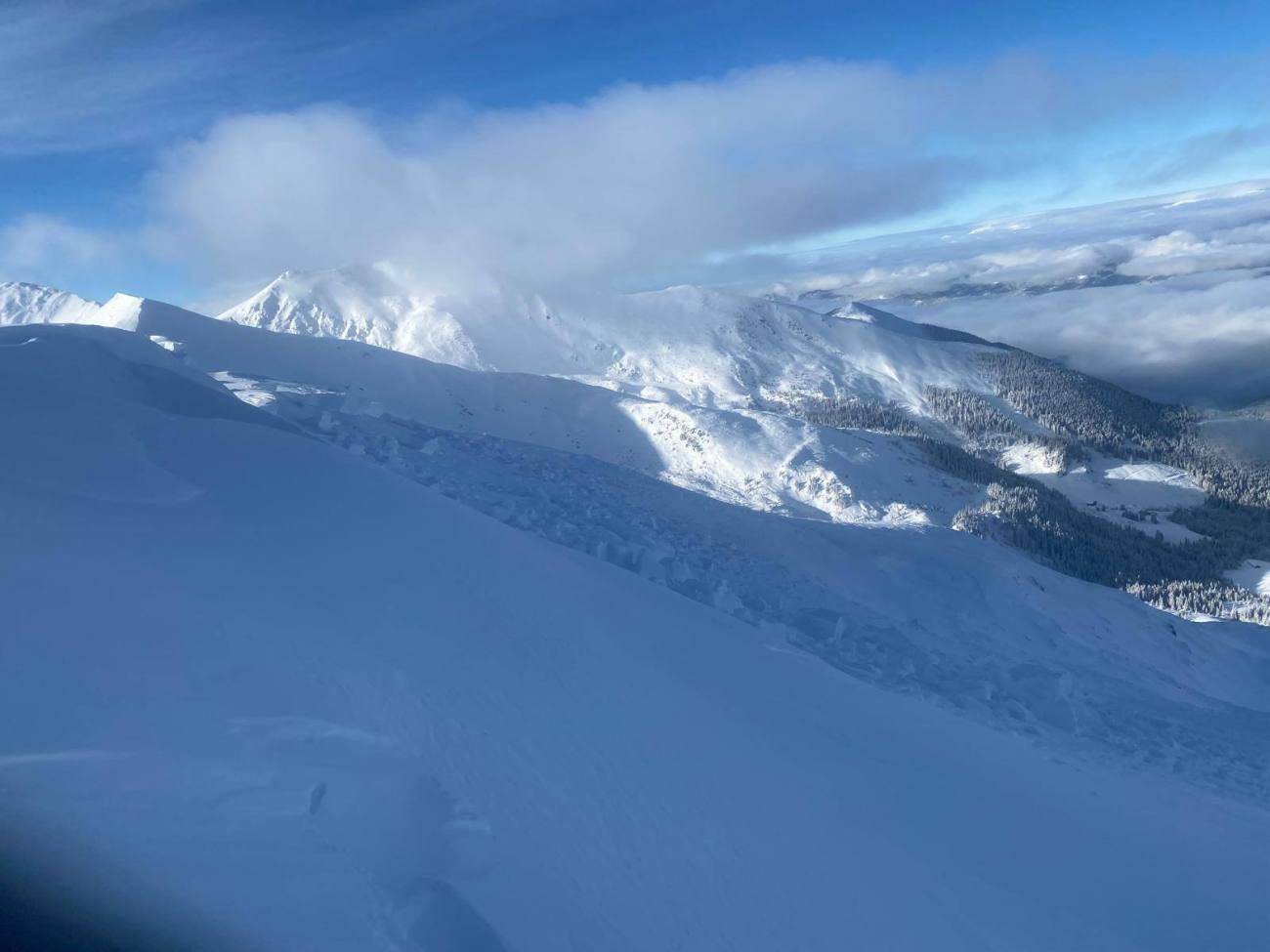 Risc însemnat de avalanșe în Munții Bucegi până luni seara