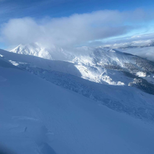 Risc însemnat de avalanșe în Munții Bucegi până luni seara