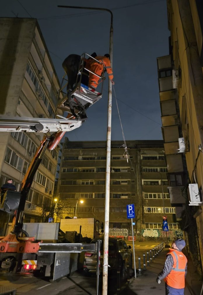 Primăria Capitalei demontează stâlpi de iluminat vechi și ruginiți