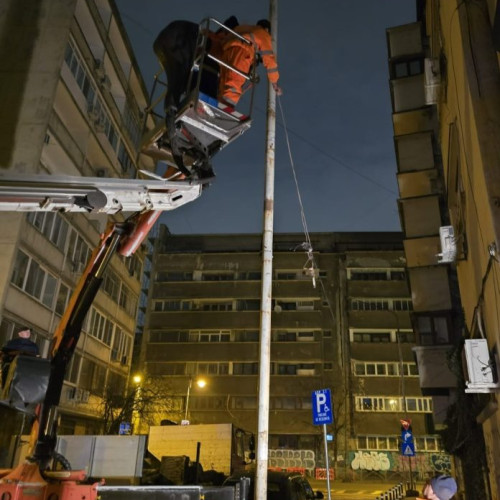 Primăria Capitalei demontează stâlpi de iluminat vechi și ruginiți