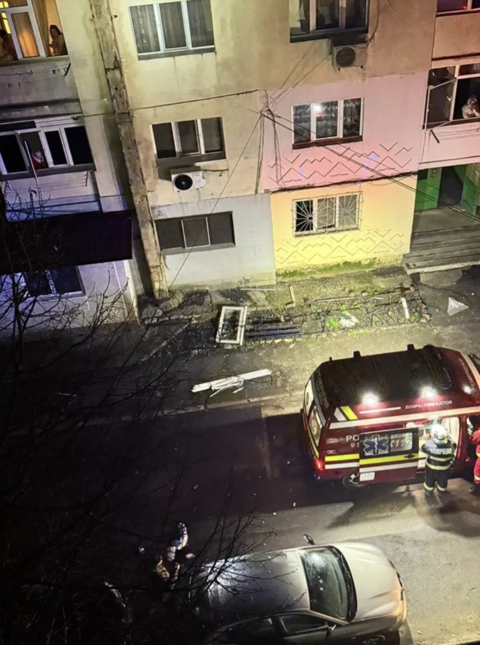 Explozie în Târgu Bujor: Trei persoane rănite în apartament