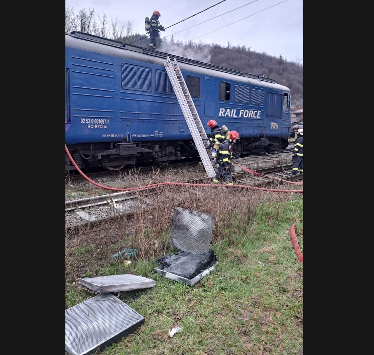 Incendiu la o locomotivă în gara Cristian, autoritățile intervin rapid