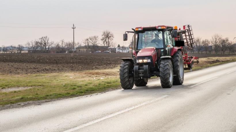 Bărbat prins conducând un tractor neînmatriculat în Rădeni
