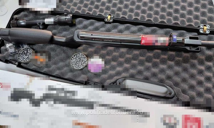 Poliția de frontieră descoperă o armă și muniție într-un colet din Cehia