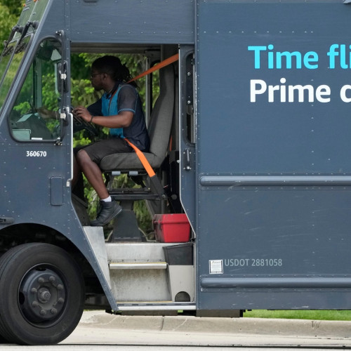 Amazon impune o taxa de 3,5% vânzătorilor terți din cauza creșterii prețurilor la combustibili