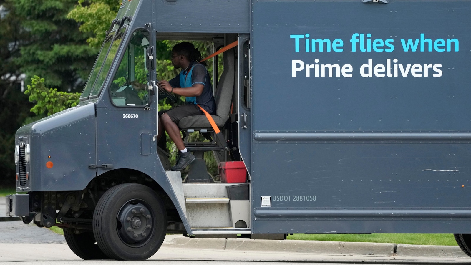 Amazon impune un suprataxă de 3.5% asupra vânzătorilor terți din cauza creșterii prețurilor la combustibil