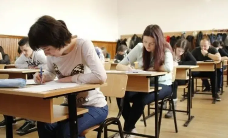 Elevii din Cluj-Napoca primesc vouchere culturale de 700 de lei anual