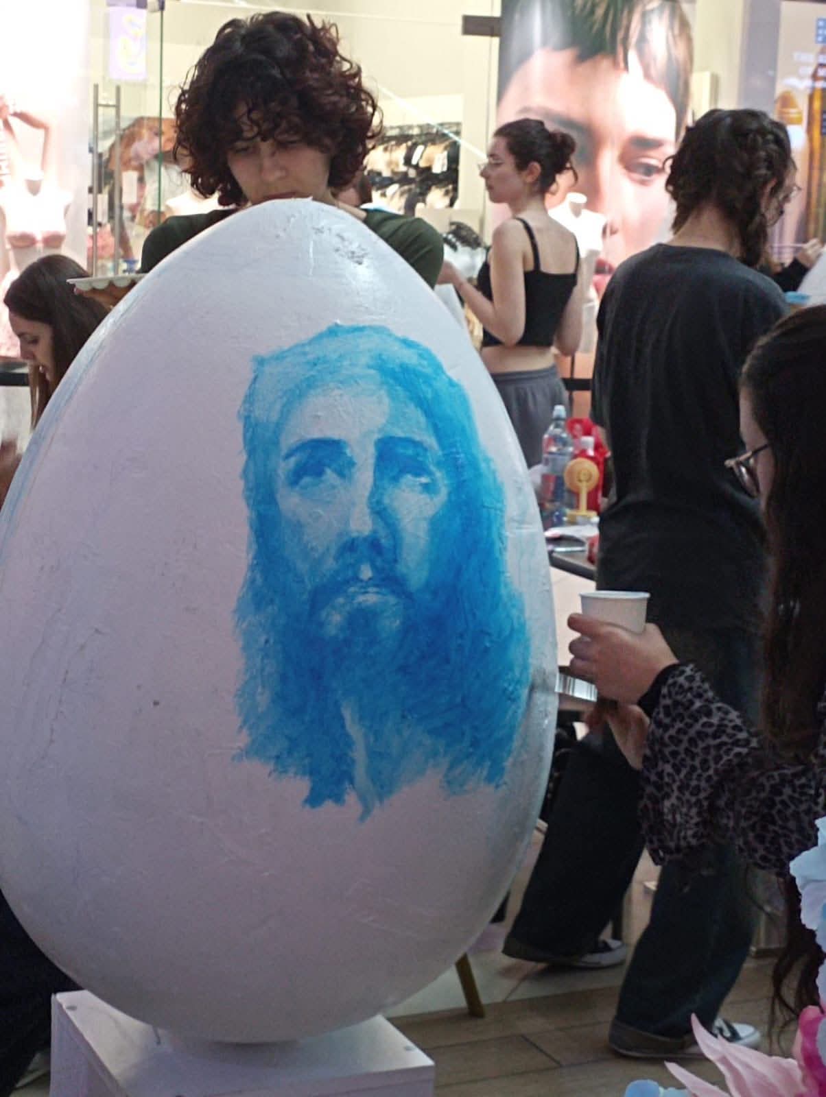 Elevii din Târgu Jiu transformă ouăle gigant în opere de artă