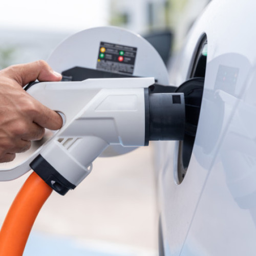 Proiect USR: Sancțiuni pentru ocuparea abuzivă a locurilor de încărcare pentru mașini electrice