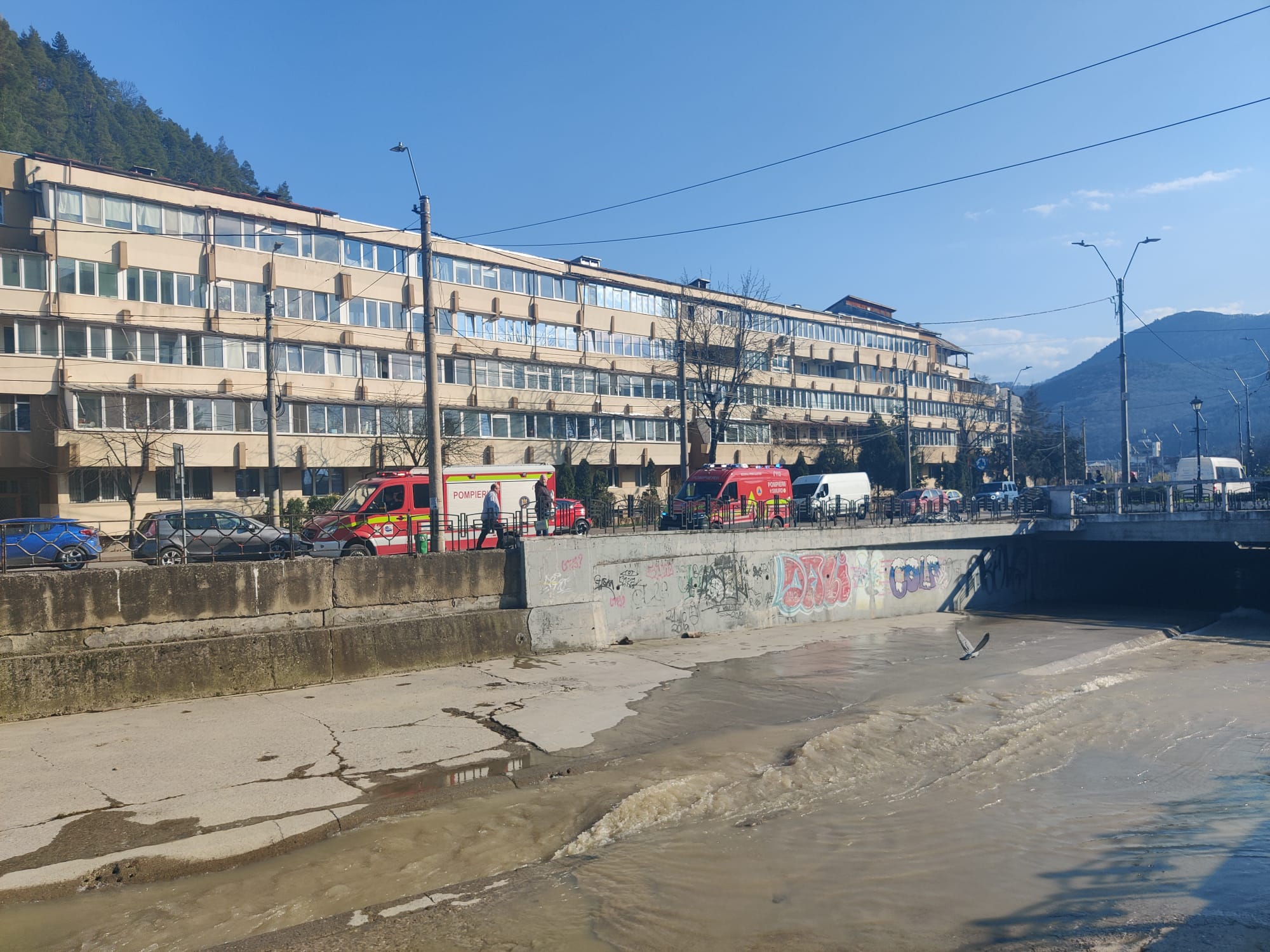 Copil salvat de pompieri după ce a căzut în râul Cuejdi